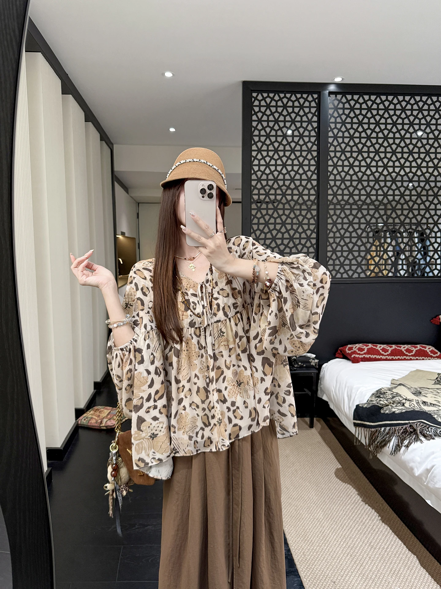 

Свободный топ с леопардовым принтом и воротником-стойкой цвета кофе от Zhang ei, летняя коллекция 2025, корейский стиль, V-образный вырез, повседневная одежда