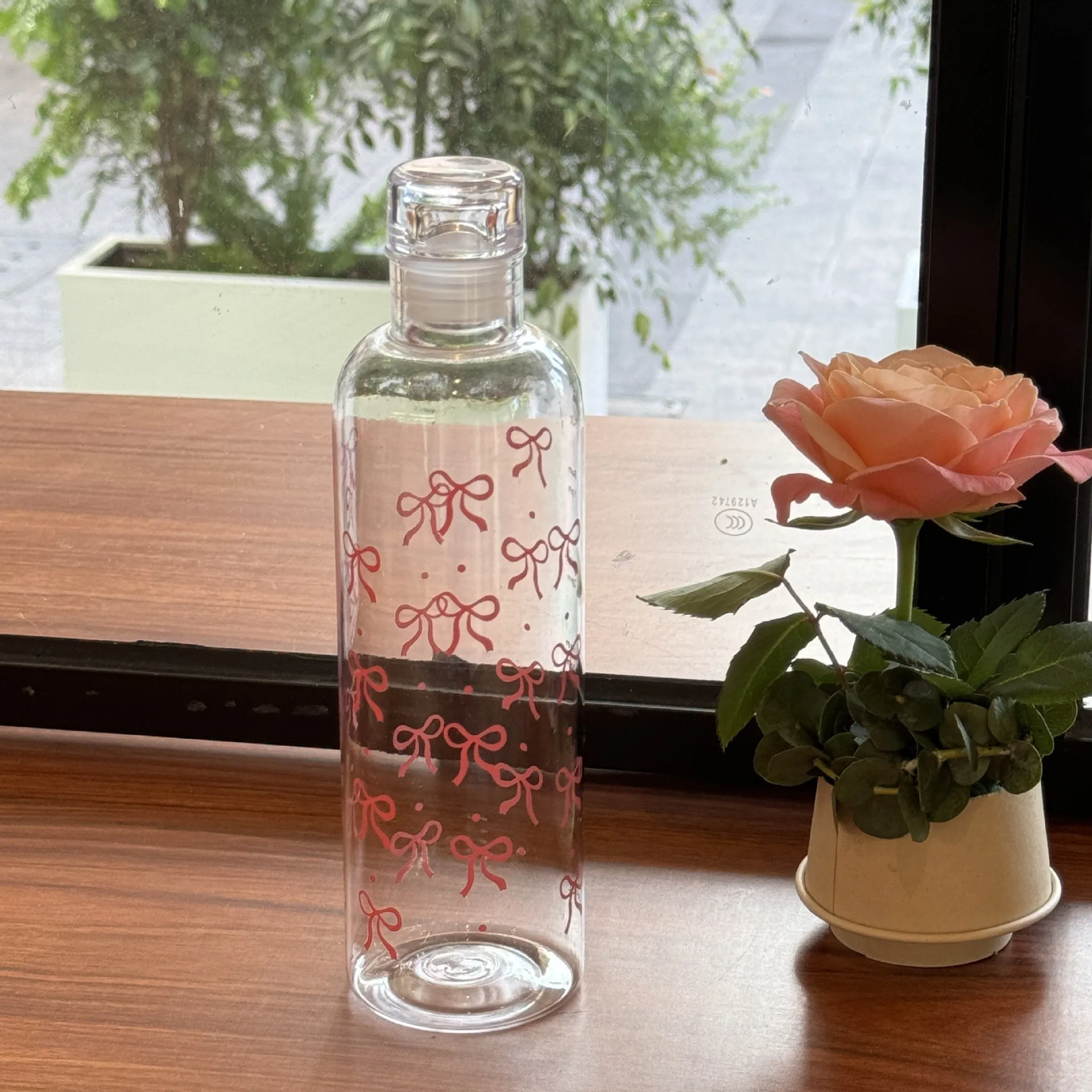 Bow shaped plastic water bottle, transparent outdoor sports water bottle with time scale, 500ml juice milk water bottle