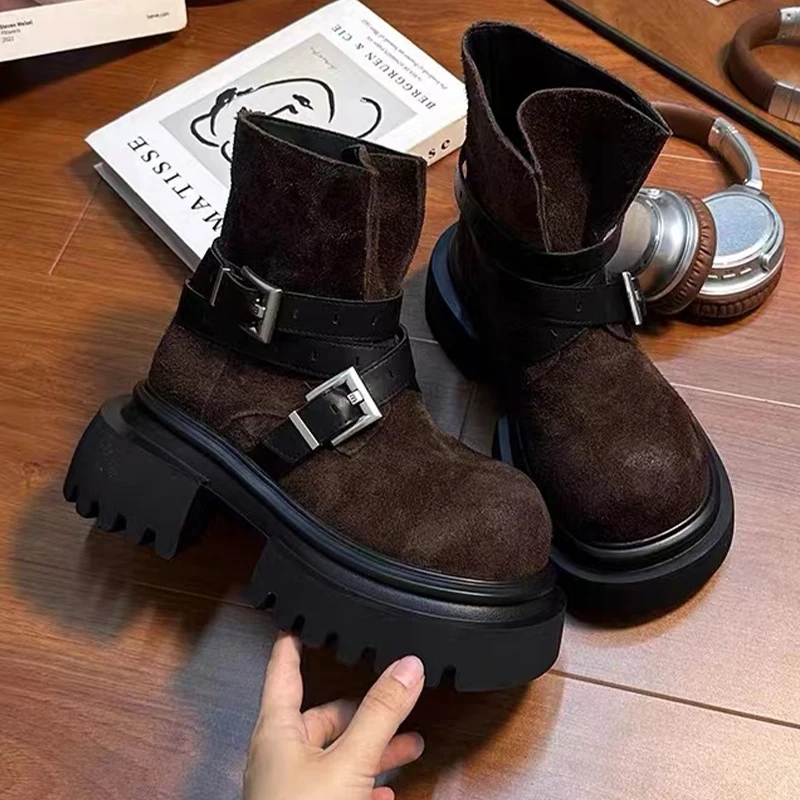 منصة حذاء من الجلد للنساء مصمم الازياء حزام مشبك الجلد المدبوغ أحذية نسائية غير رسمية كبيرة الرأس أحذية رعاة البقر الغربية بوتاس موهير