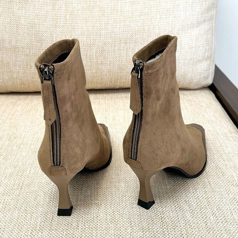 الفراء حذاء نسائي بكعب عالٍ حذاء من الجلد أشار تو أحذية فاخرة ماركة مضخات شتاء 2025 دافئ قصير أفخم الثلوج الأحذية تشيلسي بوتاس سيدة