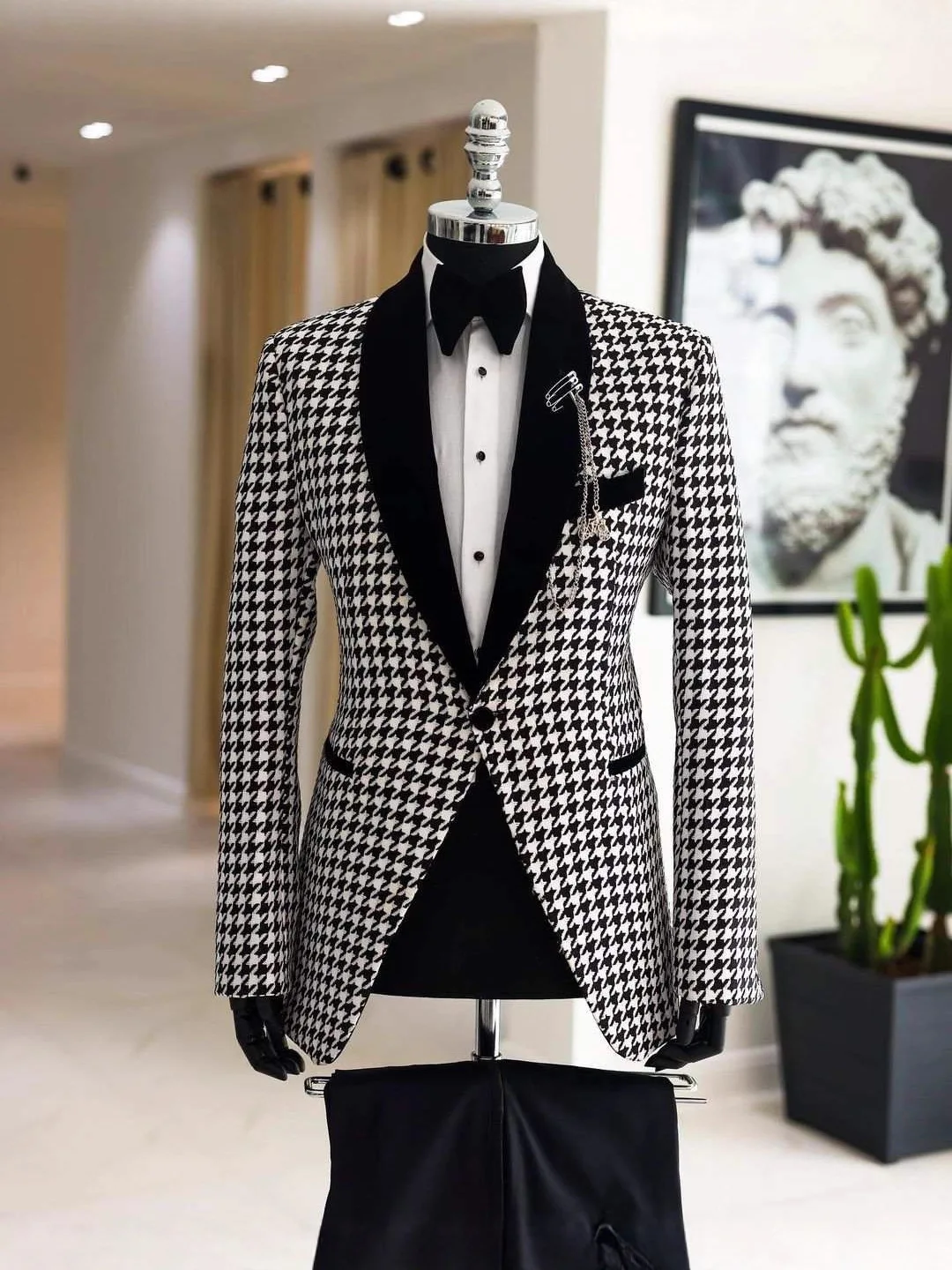 

Slim-fit performance suit for rehearsal, wedding hosting, business and casual wear; single-breasted three-piece men's suit