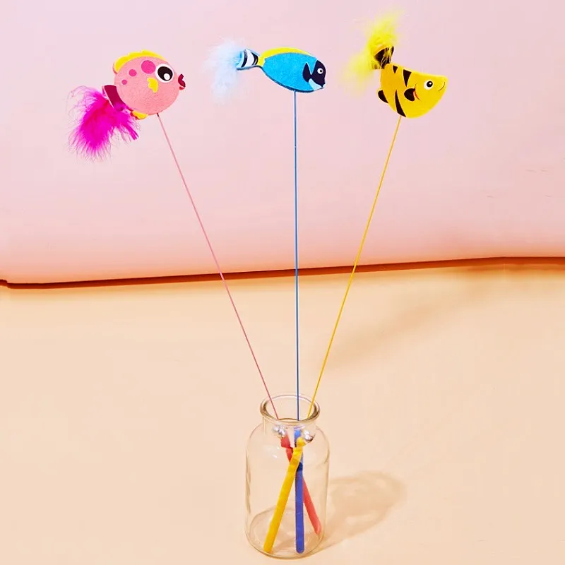 ألعاب القطط ريشة القطط دعابة عصا اللعب لطيف الأسماك لعبة القط التفاعلية مع جرس مقبض طويل ريشة دعابة القطط لعبة منتجات الحيوانات الأليفة #2