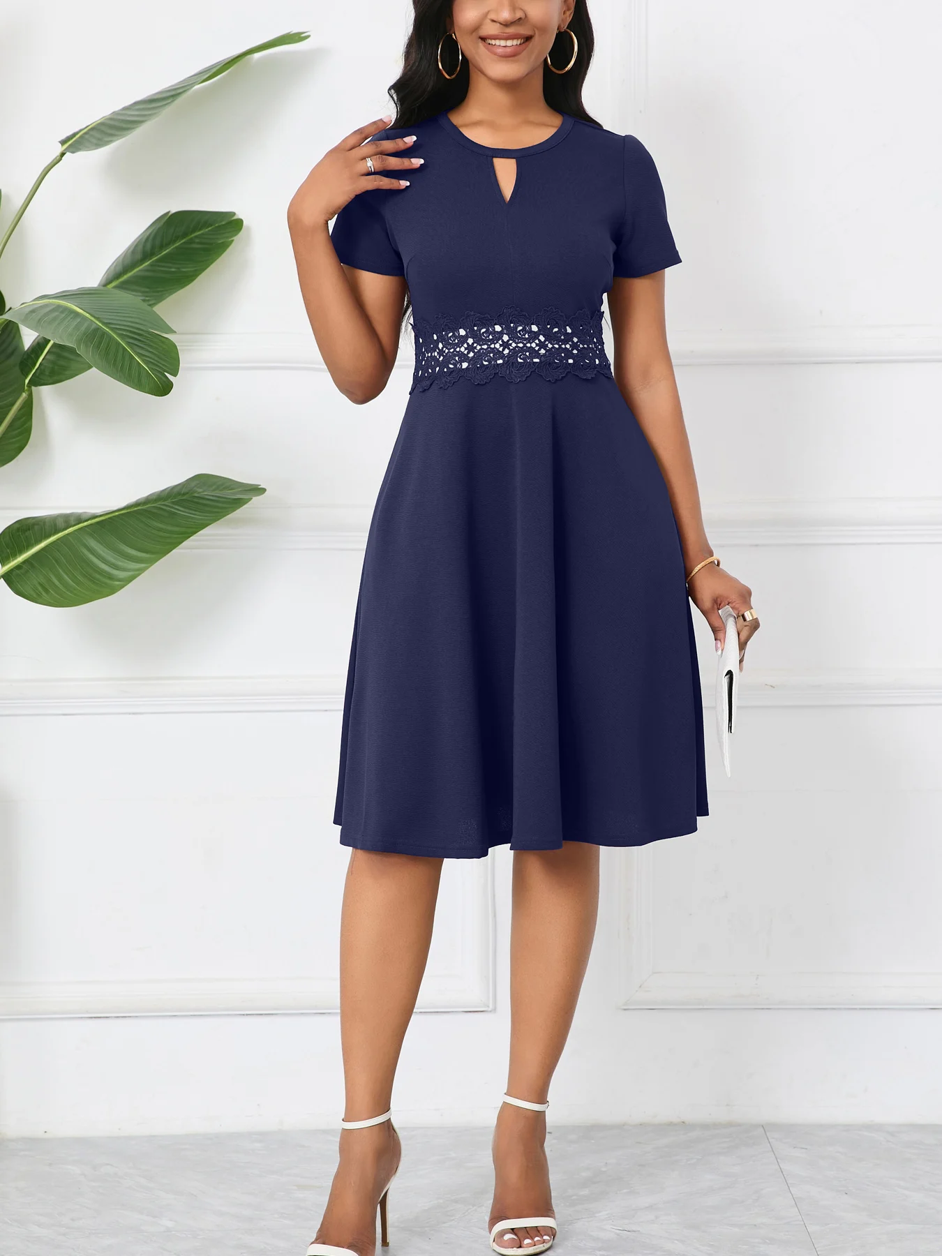 Elegantes Damen-Sommerkleid mit Rundhalsausschnitt, kurzen Ärmeln, Spitze, Taillenausschnitt, hoher Taille, elegant für Büro, Cocktailparty. – Detail 6