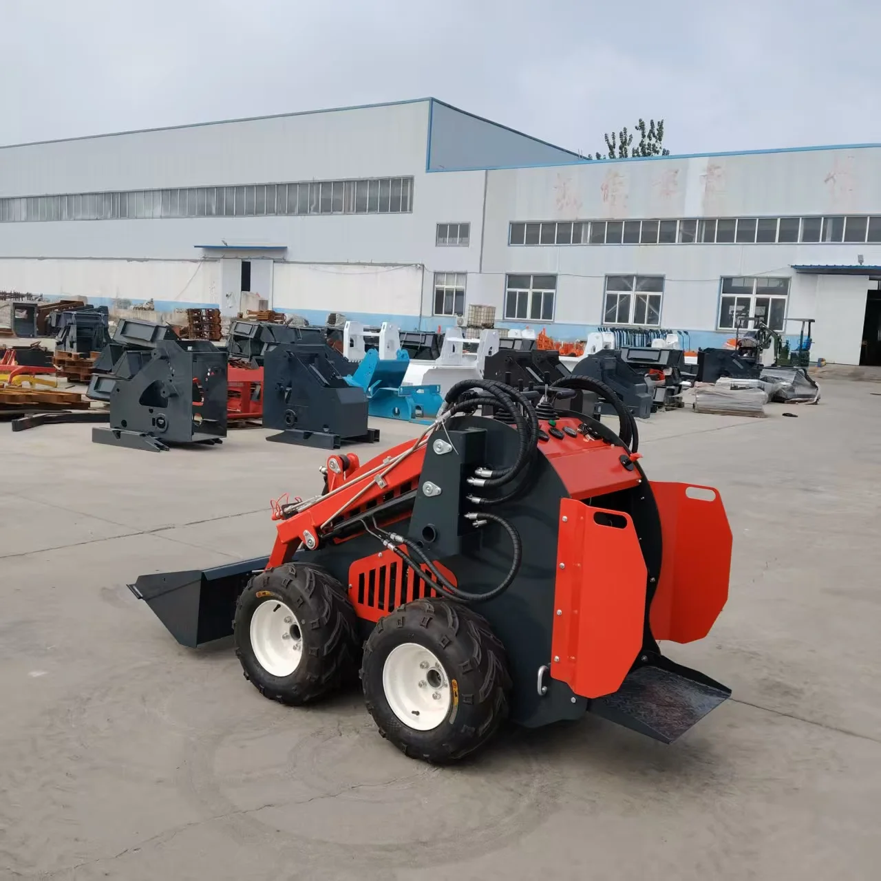 جرافة انزلاقية صغيرة للغابات 600 كجم جرافة صغيرة مع جرافة انزلاقية هيدروليكية دلو #3