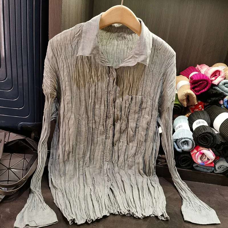 Miyake จีบเสื้อความรู้สึกอาวุโสเสื้อสีทึบ 2025 ฤดูใบไม้ผลิและฤดูร้อนใหม่อเนกประสงค์เสื้อบางเสื้อผ้าผู้หญิง