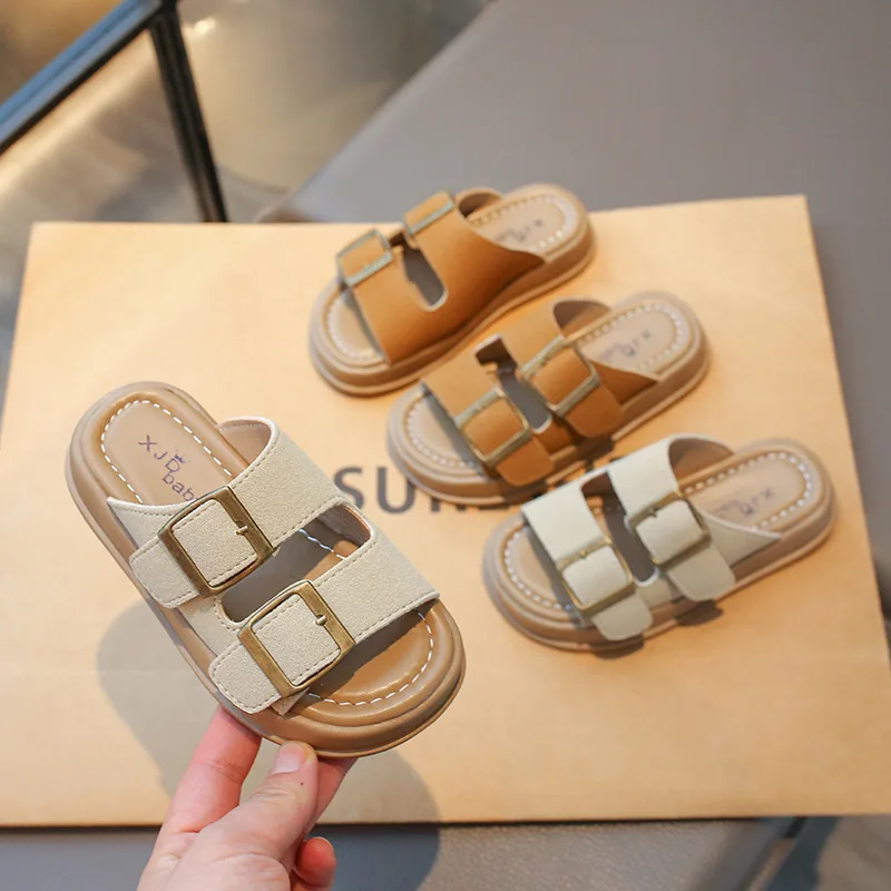

Детская пляжная обувь на открытом воздухе, корейский стиль, новинка лета 2023 года, тапочки для мальчиков и девочек, нескользящая диванная подошва, детские сандалии с украшением на пряжке