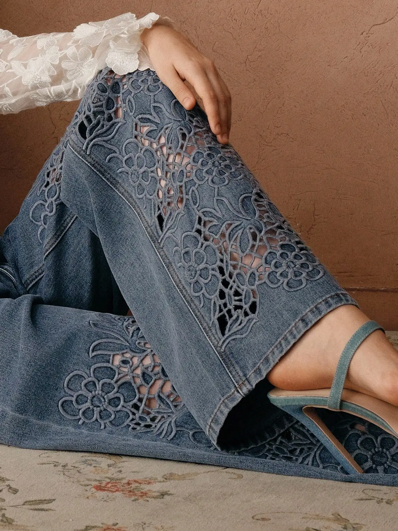 

Женские джинсы с высокой талией, вышивкой и ажурными вставками, широкие штанины, для повседневной носки весной