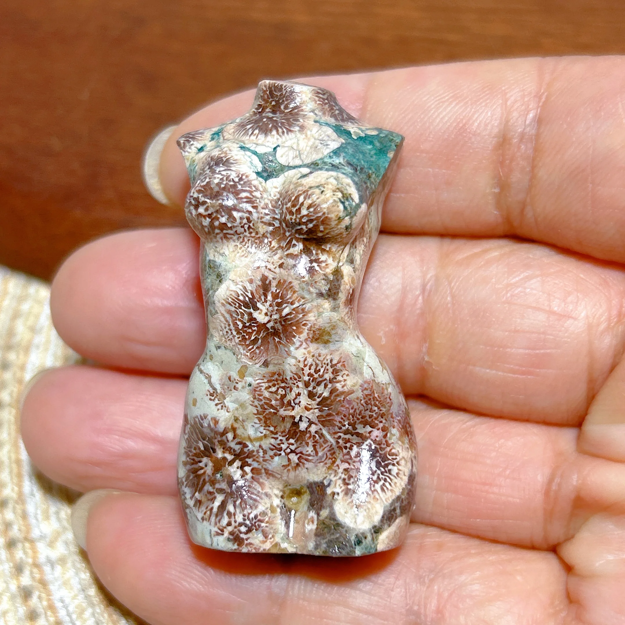 

Natural Crystal Green Plum Blossom Jasper Goddess Body Woman Carving Gemstones Mineral Energy Reiki Ore Home Decorations Gift