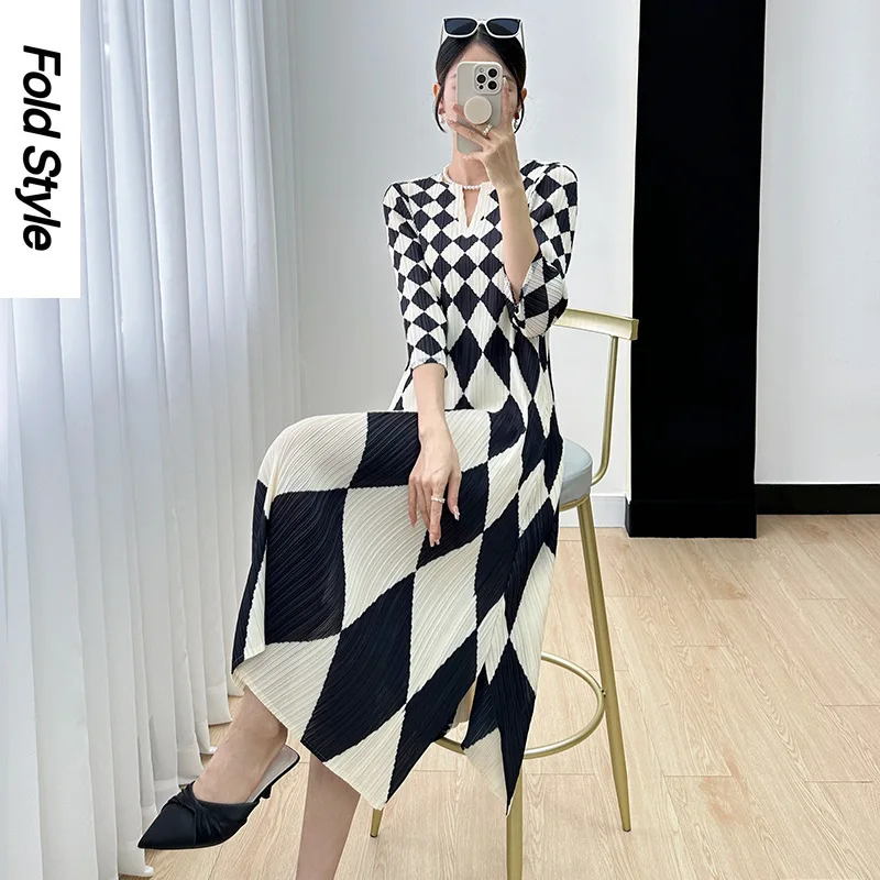 Miyake Dress Women's Spring and Autumn 2024 New Black and White Diamond Print High End Pleated 3/4 Sleeve Mid Length Skirt