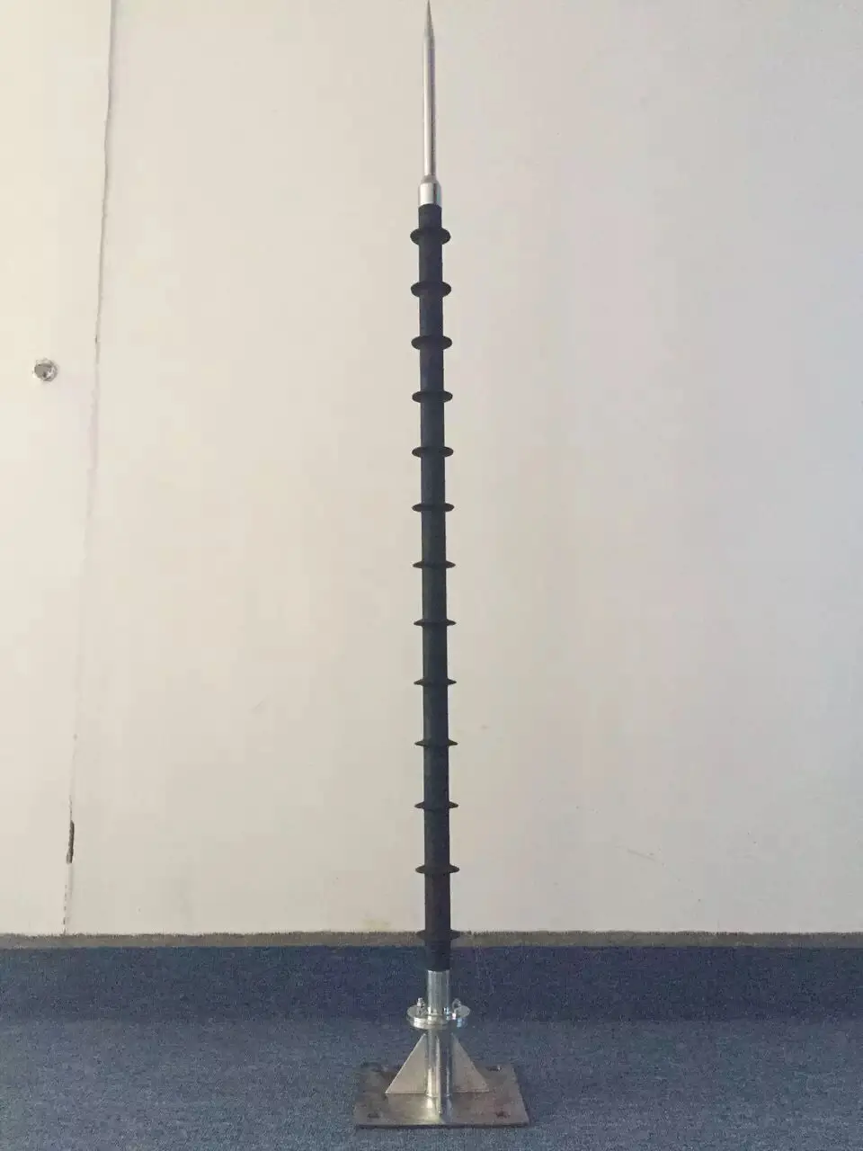 Current limiting lightning rod, dedicated lightning rod for satellite communication equipment