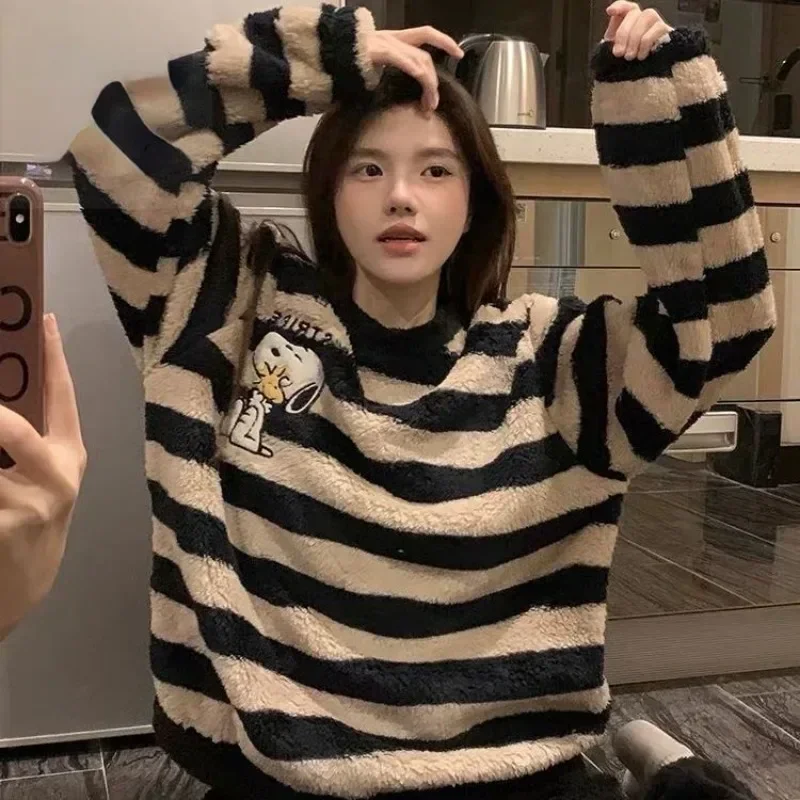 Snoopy-Pijama de terciopelo coral grueso para hombres y mujeres, conjunto de ropa para el hogar, cuello redondo, patrón de dibujos animados creativos, se puede usar fuera