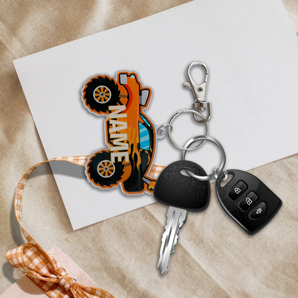Personalisierter Monster-Truck-Schlüsselanhänger, Schlüsselanhänger im Cartoon-Rennwagen-Stil für Rucksack, Tasche oder Autoschlüssel-Zubehör – Detail 1