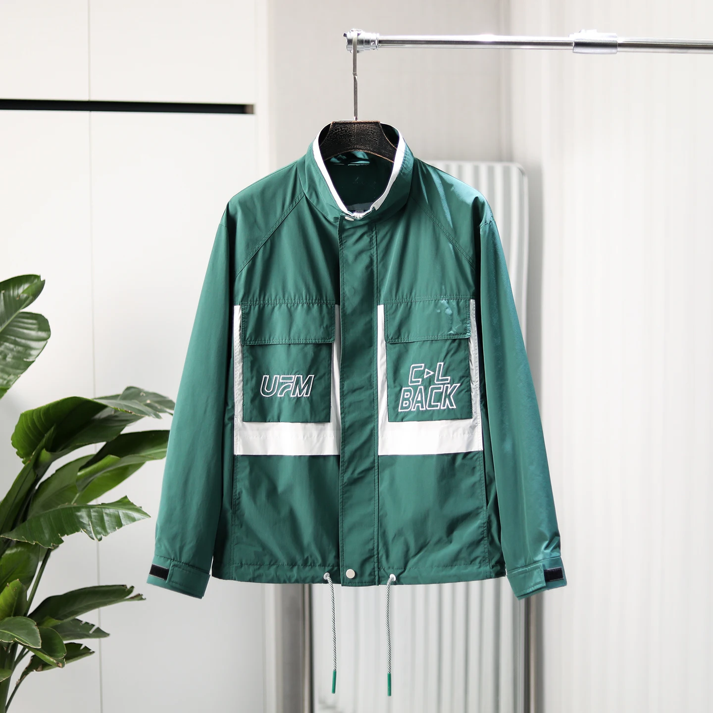 

Повседневная мужская куртка с вышивкой и воротником-стойкой, новая весенняя модель, модная, с цветовыми блоками, из полиэстера, нейлона и композитного волокна