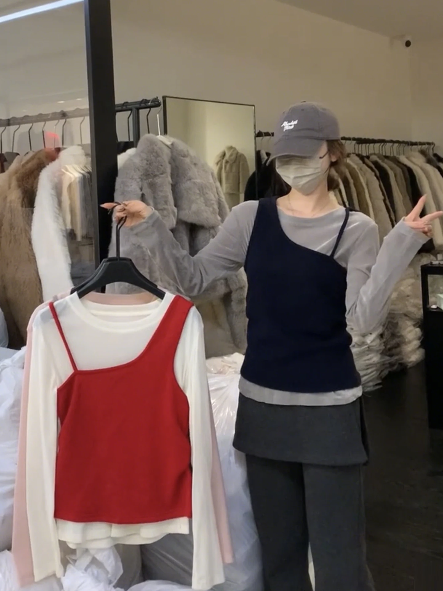 

Корейский женский комплект из двух предметов: удлиненный топ-безрукавка с перекрещивающимися бретелями и юбка-миди. Очень привлекательный осенне-зимний наряд.