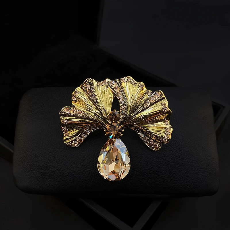 

Vintage Ginkgo Leaf Brooch for Women Suit Yellow Lapel Pin Luxury Rhinestone Jewelry Banquet Wedding Clothing Accessories 1202