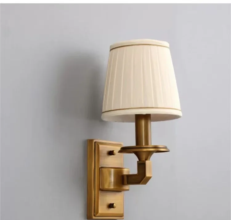 Lâmpadas de parede simples e sofisticadas totalmente em cobre para cenário, escadas e lareiras da sala de estar da villa. Retro, minimalista e elegante.