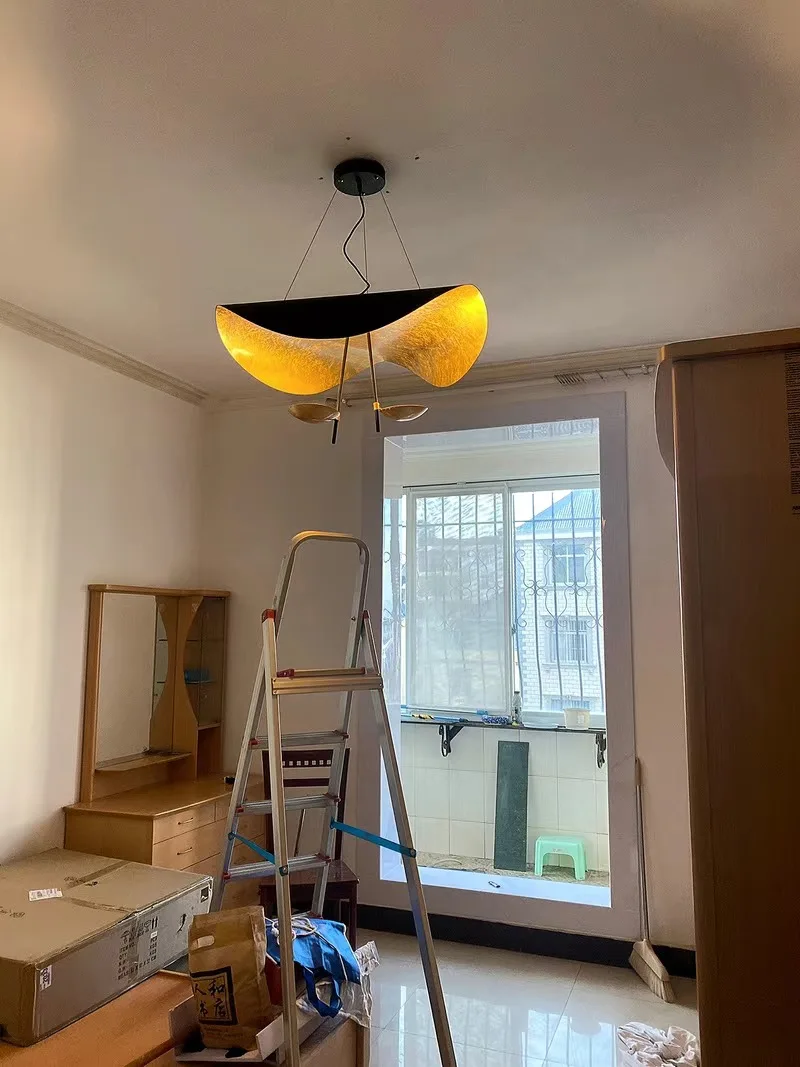 Lampe LED suspendue feuille d'or, simple et moderne, luminaire décoratif d'intérieur, idéal pour une salle à manger, un salon ou une chambre à coucher