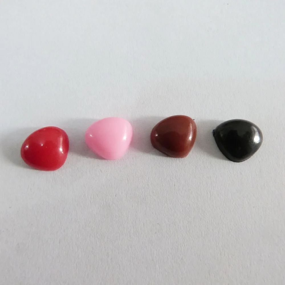 100 pz/lotto 9/11/14/20mm rosso/nero/marrone/rosa Triangolo di plastica nasi giocattolo piatti per accessori bambola fai da te