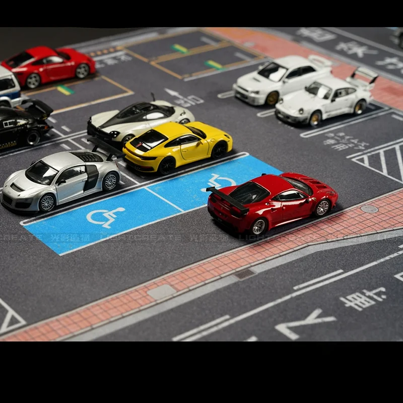 Große Szene Matte im Maßstab 1:64, Straßenszene-Zubehör, Parkplatzmatte für Druckguss-Automodell, Spielzeug-Display, Mauspad, zeigt Geschenke, Fans