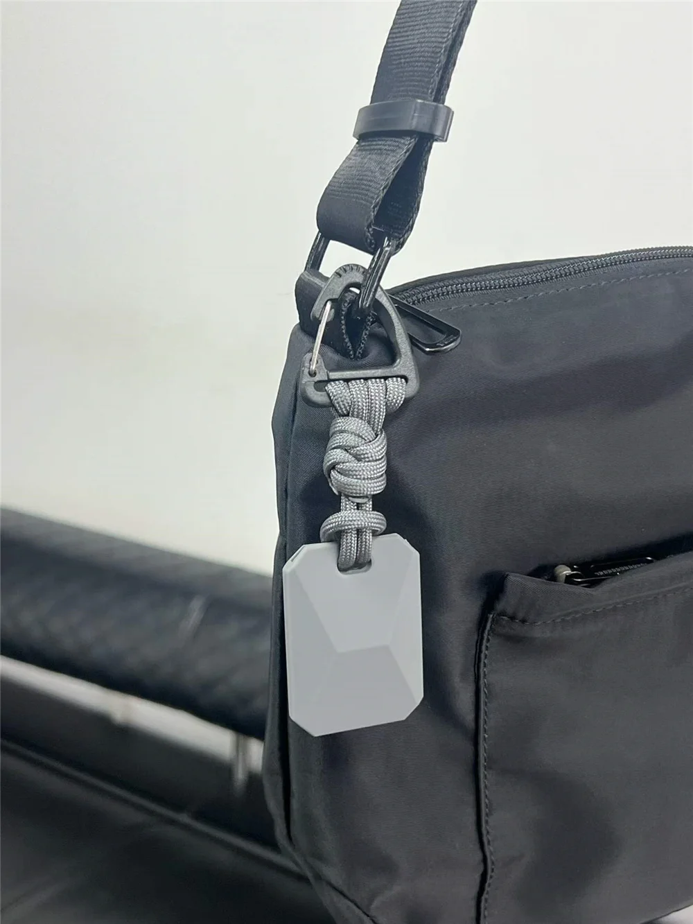 2026 Neue Hülle für Apple Airtag Schutzhülle für Airtag-Tag mit Aufhängeband Cooles Sportwagen-Design Taschendekoration Sturzsicherer Zubehör – Detail 4
