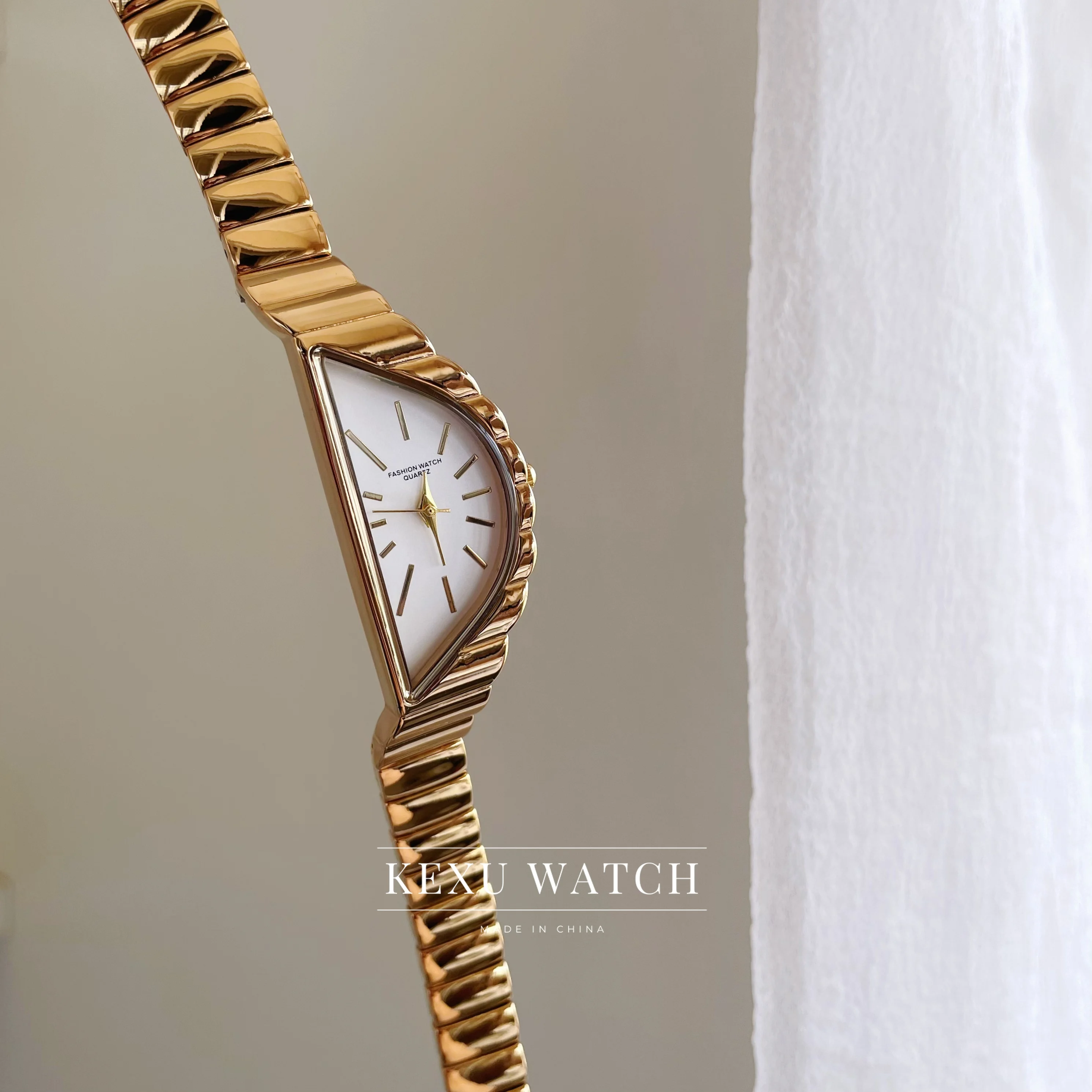 Relógio feminino em formato de meia lua de inspiração vintage, relógio elegante com pulseira de ouro/prata para mulheres, relógio feminino em formato de meia lua