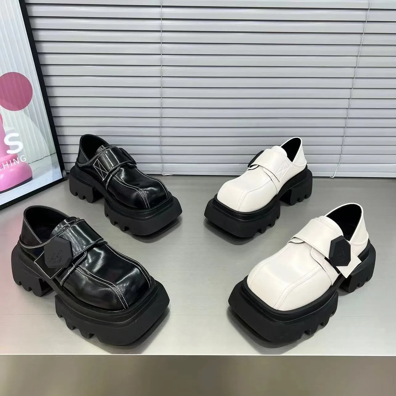 Zapatos transpirables de Velcro con cabeza cuadrada para mujer, calzado individual con suela gruesa y dos zapatos pequeños de cuero, primavera y otoño, 2024