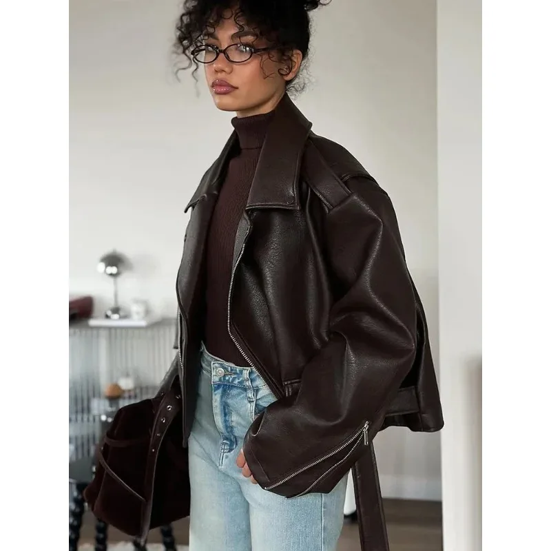 

Новая осенняя женская кожаная куртка в стиле ретро с коричневым шнурованием, отложным воротником, карманами на молнии и длинными рукавами. Модная укороченная куртка для повседневного образа.
