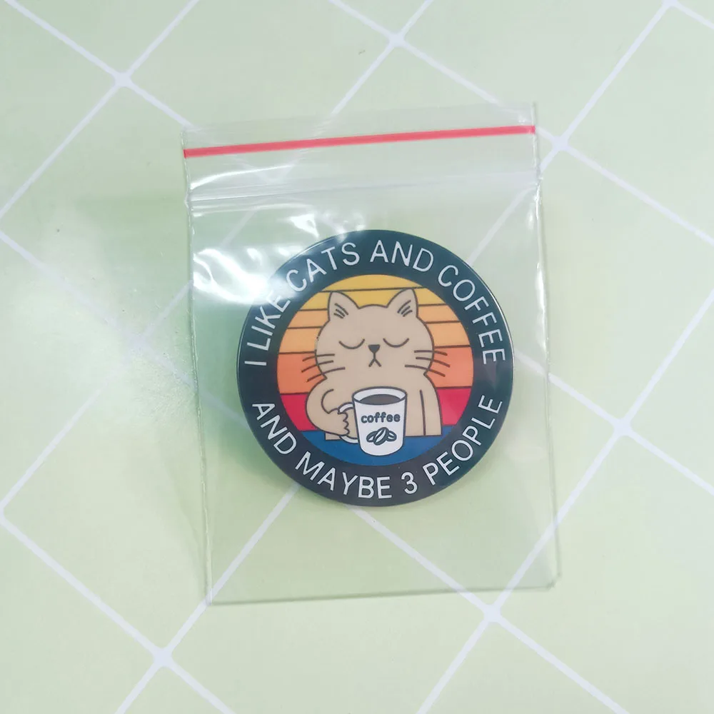 Ich mag Katzen und Kaffee und vielleicht drei Leute. Niedliche Brosche mit fauler Katze, die eine Kaffeetasse hält. Retro-Sonnenuntergang-Pin. Schmuckgeschenk für Katzenliebhaber. – Detail 14