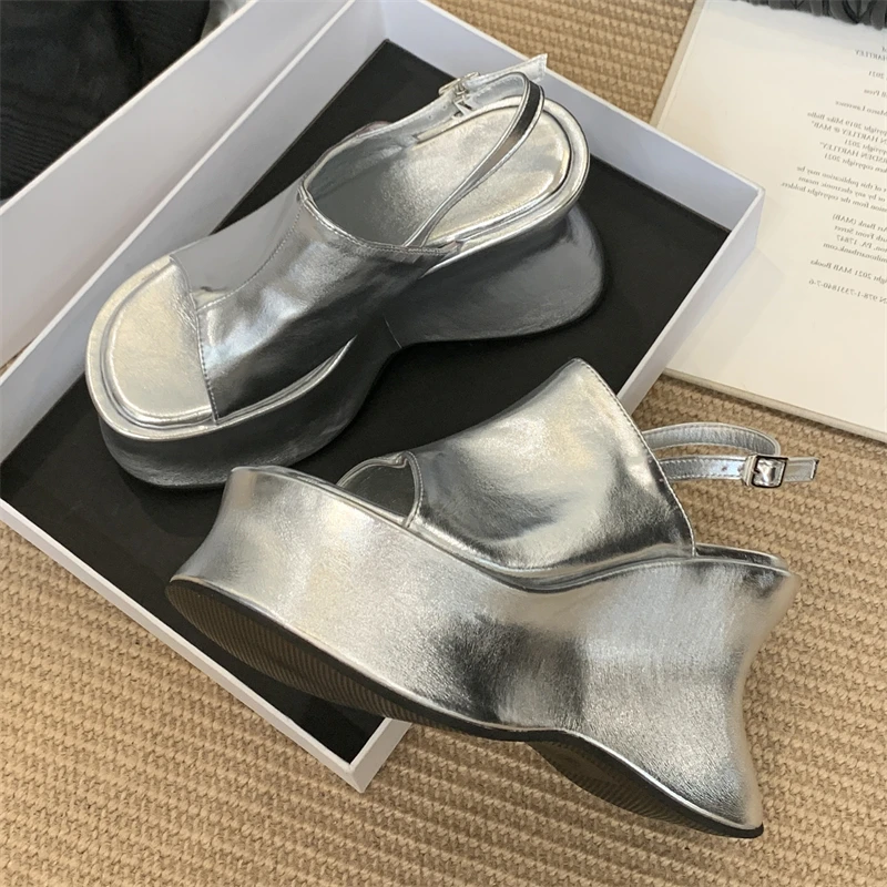 

Aneikeh/летние дизайнерские серебряные блестящие босоножки на танкетке с открытым носком и пряжкой на ремешке, женские шлепанцы на высоком каблуке, Zapatos De Muje