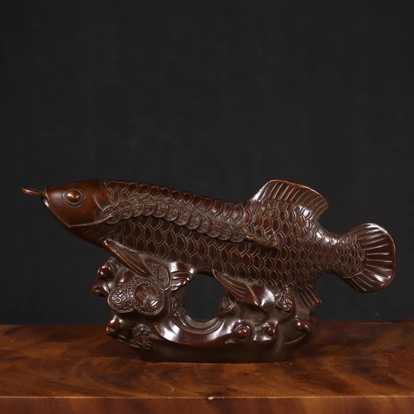 تحتوي حلي أسماك التنين الذهبية النحاسية النقية على وعاء كنز الأسماك كل عام، وطاولة مكتب غرفة المعيشة والمتجر المكتبي