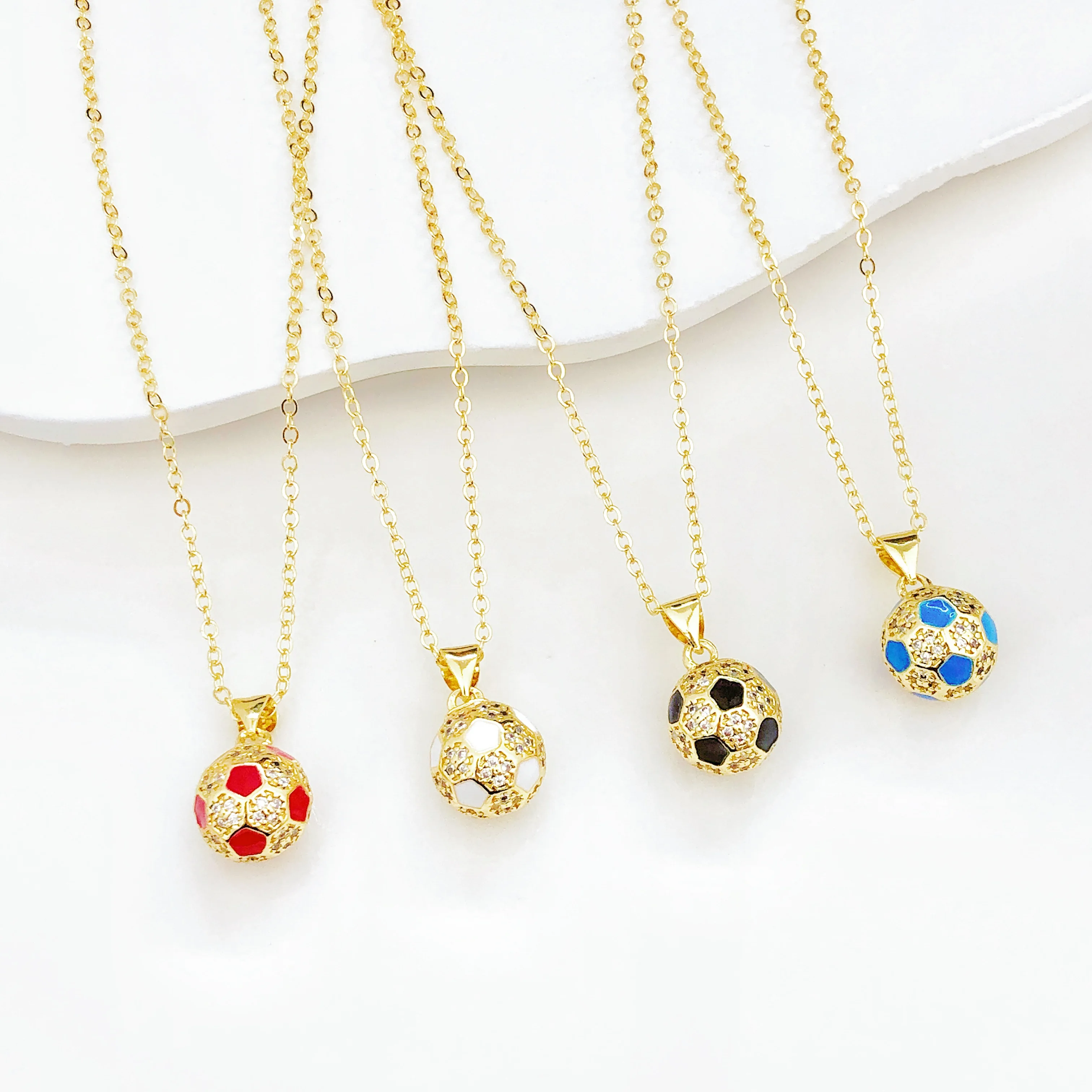 Collier de football 3D en métal émaillé, pendentif de football pour hommes et femmes, accessoires de bijoux de style sportif pour fêtes