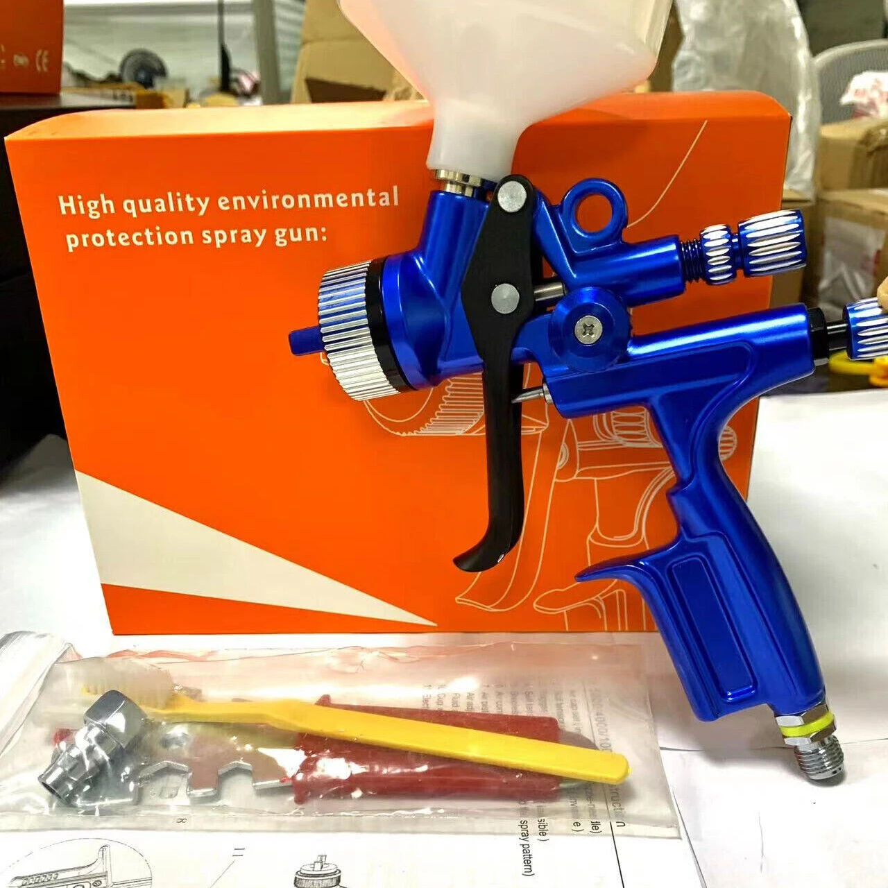 

Blue HVLP Gravity Automobile Spray Gun 5200B with 1.3mm Nozzle and 600ml Cup（Quick delivery）