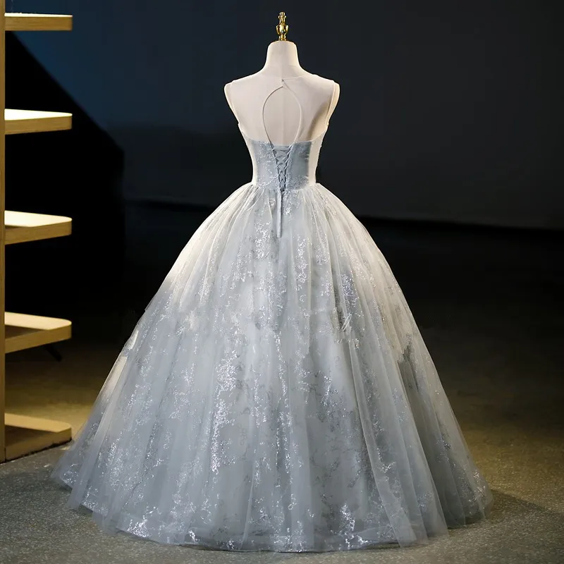 Серебристые платья Quinceanera Цветочные аппликации Цветы Бюстье с блестками Индивидуальный воротник-халтер