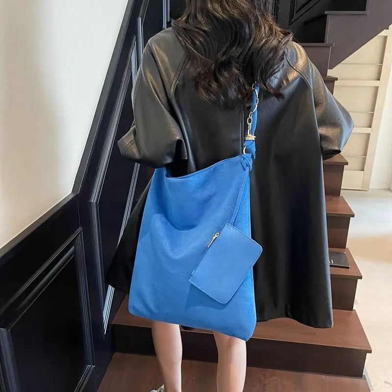 

Large-capacity Underarm Tote Bag 2025 Autumn New Style Fashion Chain Bucket Package A Niche Suede Texture Women's Handbag