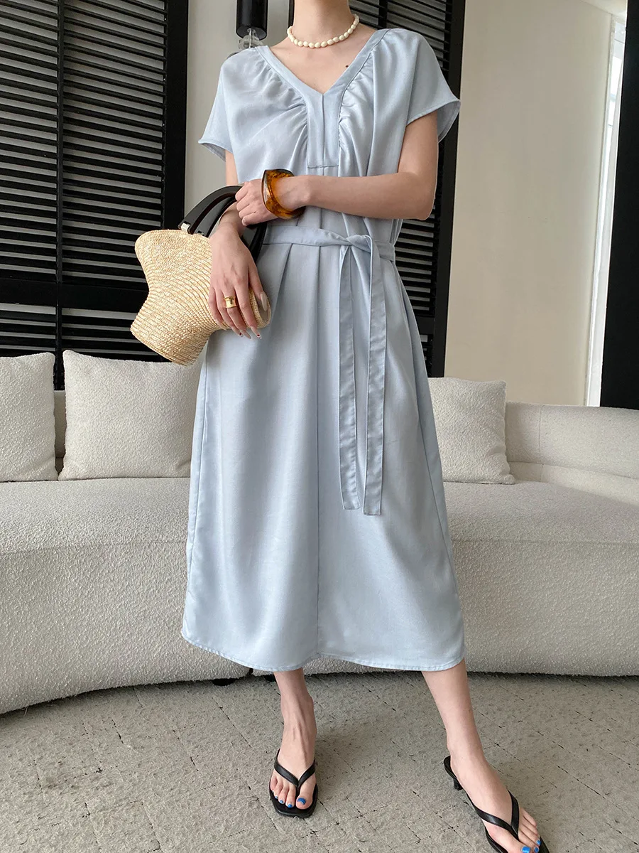 Sommerliches Damenkleid in unifarbenem Design mit V-Ausschnitt und Schnürung an der Taille für eine schlanke Silhouette. – Detail 13