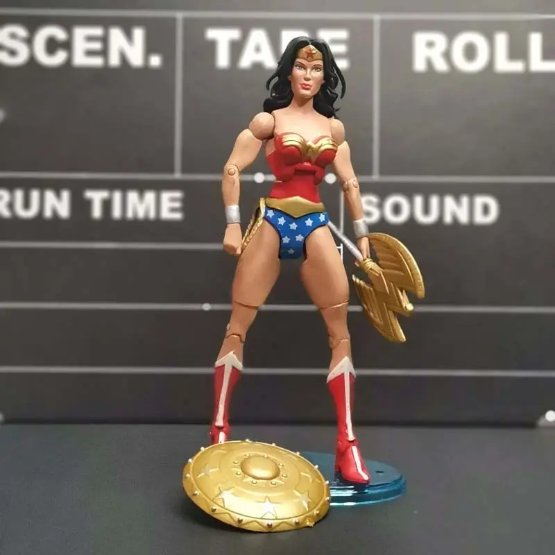 Marvel animation peripheral new Wonder Woman with weapon base accessories joints movable creative doll hand model ornaments