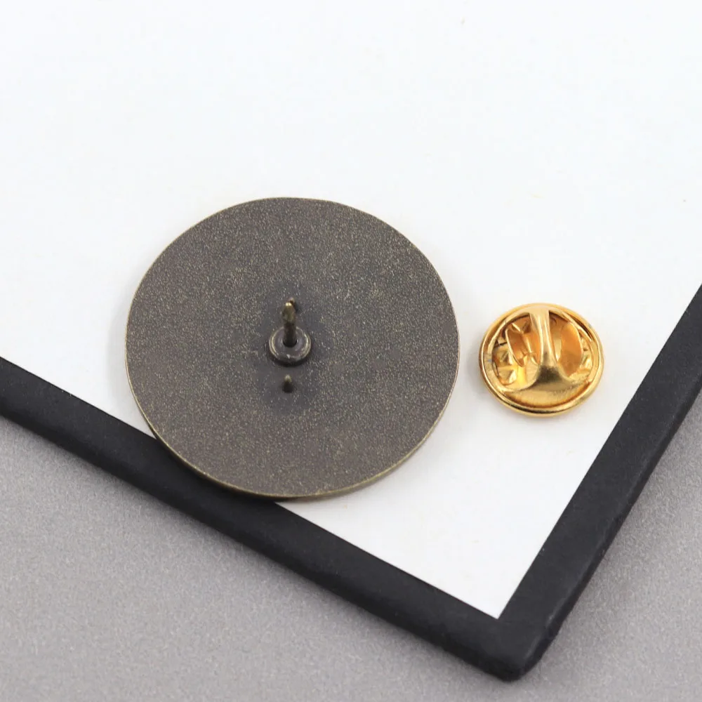 Sowjetischer UdSSR-Stil Emaille-Anstecknadel Hammer und Sichel Abzeichen Kommunistische Solidaritätsbrosche Militärgeschichtsfans Geschenk Sozialistische Anstecknadel – Detail 3