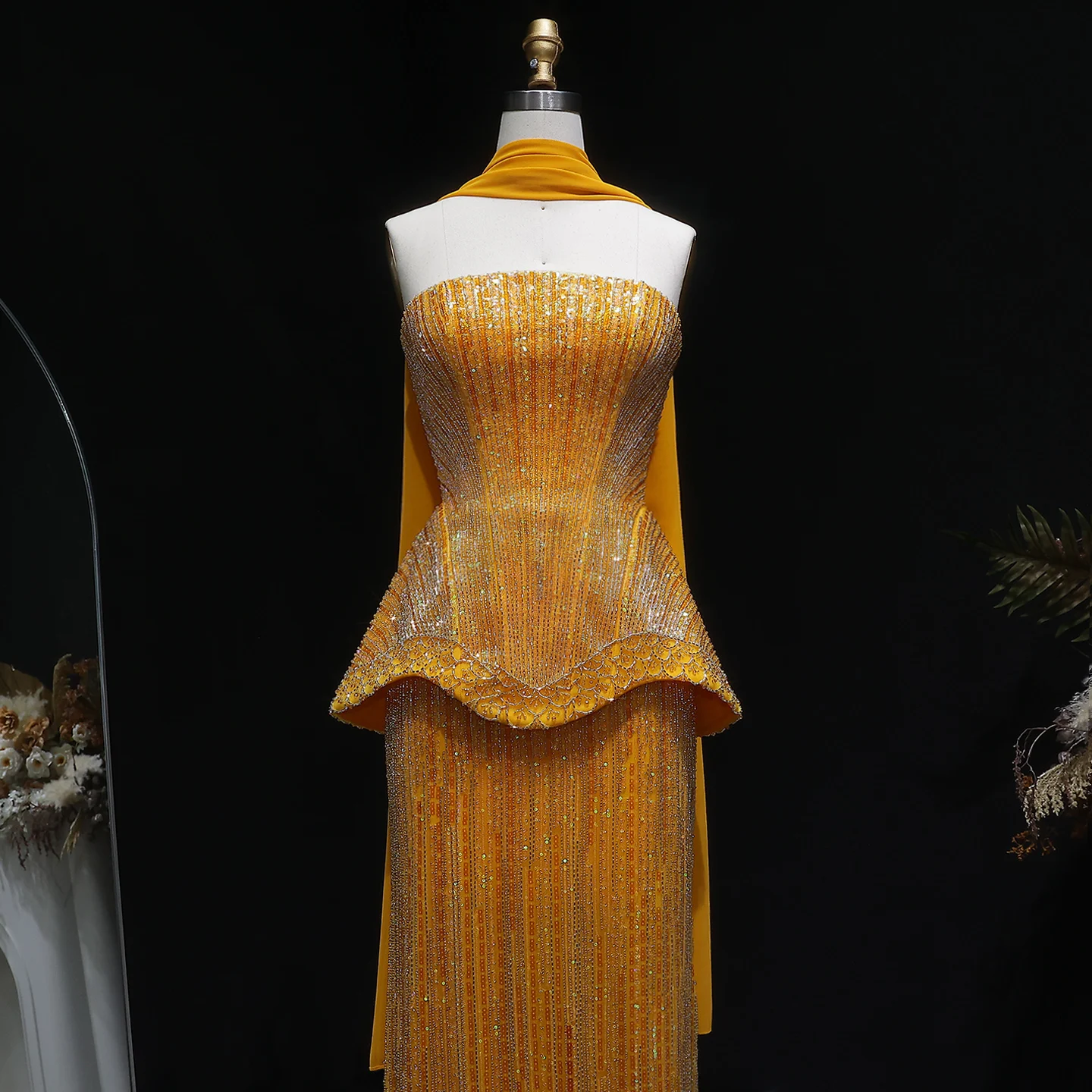 Sharon Said Luxuriöses Dubai-Orangefarbenes Abendkleid mit schweren Pailletten und Perlenstickerei 2026, trägerloses Kleid mit Schal, arabisches Party-Ballkleid SS560, maßgeschneidert – Detail 8