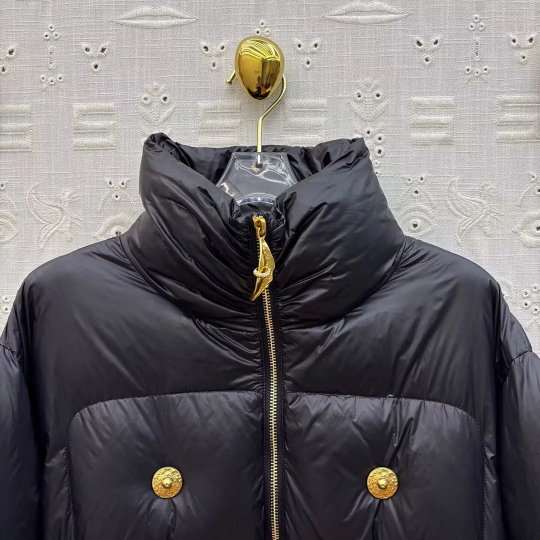 2025年新作 冬用 ホワイトダックダウンコート レディース ゴールドリップボタン ポケット付き ジッパー 長袖 ブラックストライプステッチ カジュアル ショートジャケット