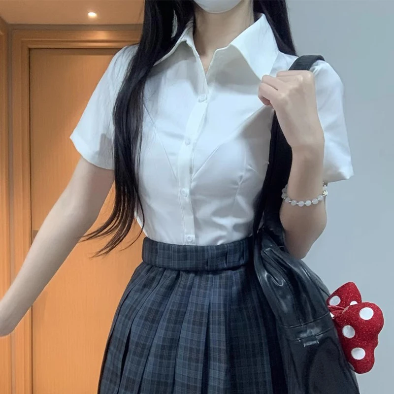 Camicia da scuola slim fit da donna giapponese Gyaru con scollo a V manica corta camicia bianca slim top camicette per abiti da studente uniformi JK