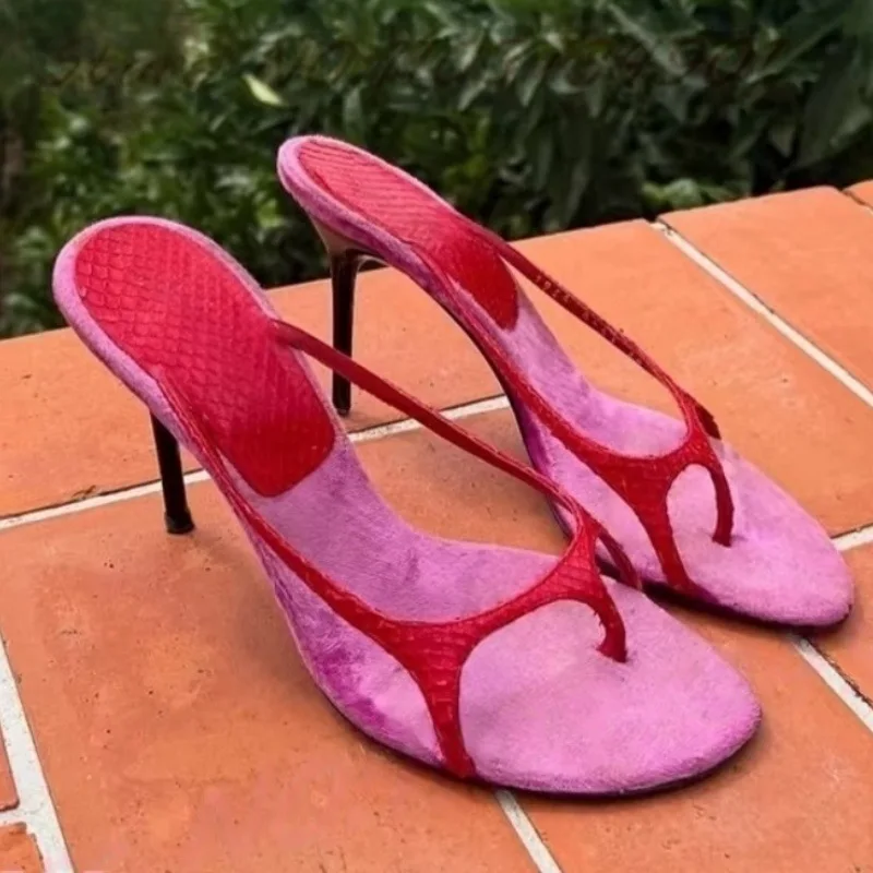 

Женские сексуальные мюли-шлепанцы на шпильке с розовой меховой стелькой, красными ремешками с принтом под змею, открытым носком, для вечеринок, на высоком каблуке