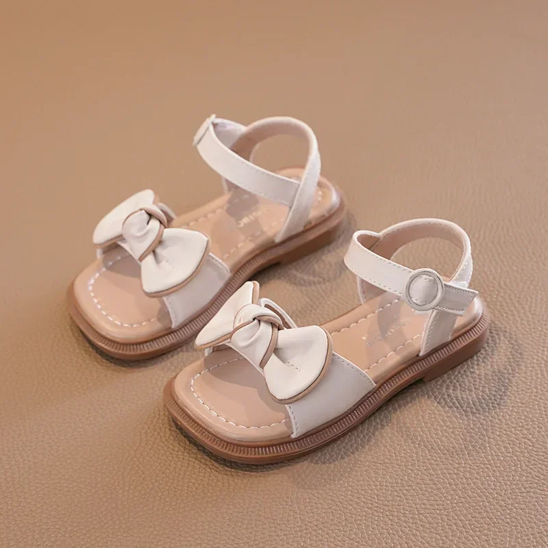 Sandália plana Sweet Bowknot infantil, sapato de praia versátil feminino, dedo do pé aberto, fundo macio, moda escolar, causal, infantil, verão