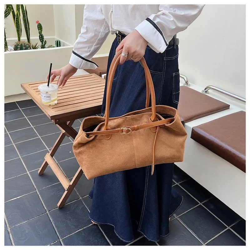 

High-End Ladies Tote Bag Crafted From Fine Leather Featuring High-End Quality And Famous Commuter Long-Lasting Look