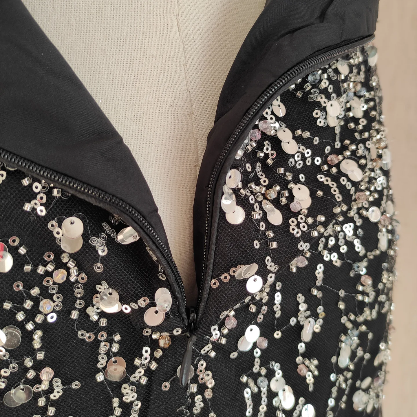 Abiti da festa francesi eleganti e sexy da socialite con lacci e fiocco all'americana, mini abito da sera aderente con paillettes in rilievo e senza schienale per le donne