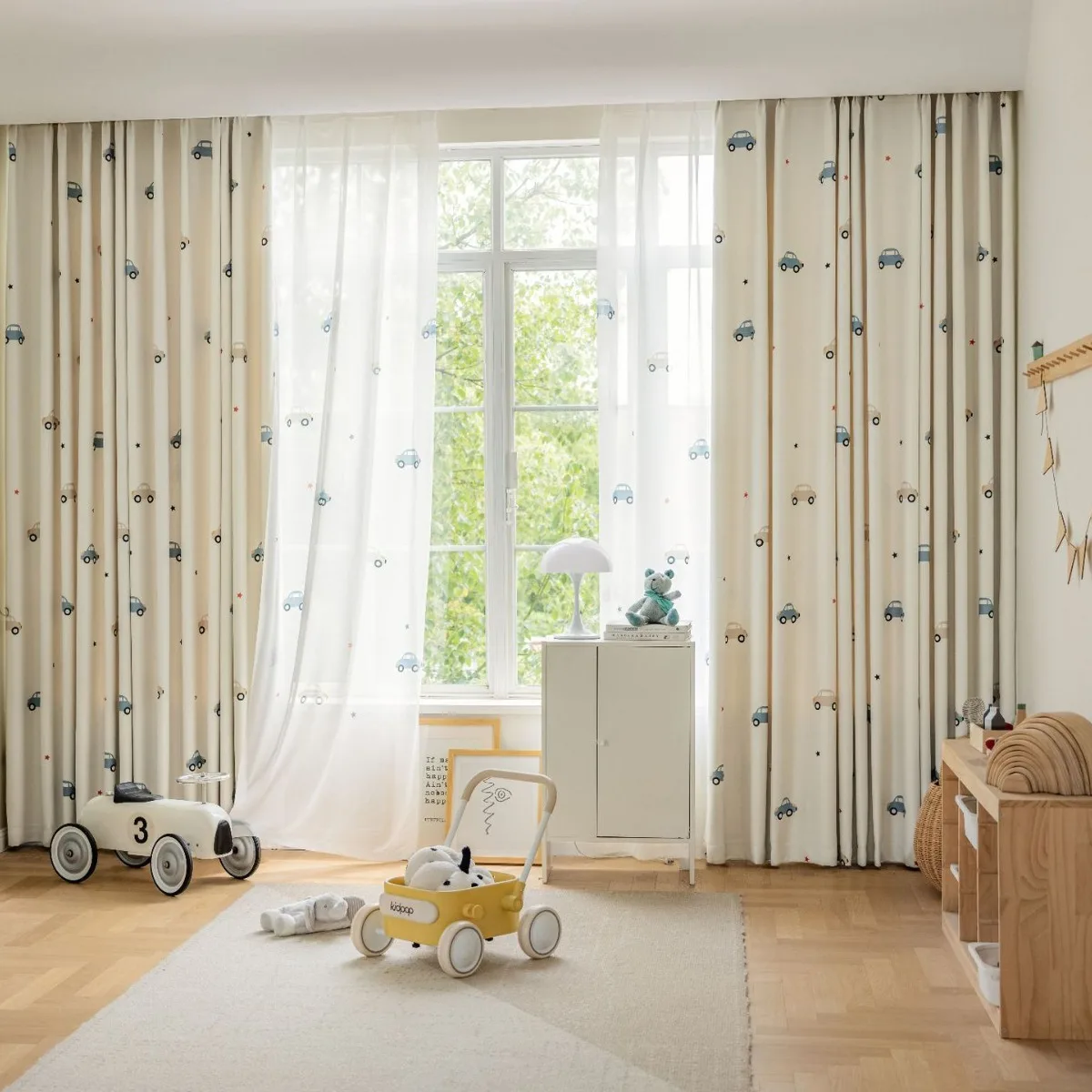 

Простая и милая ткань для штор из хлопка и льна с мультяшным принтом автомобиля, полузатемняющая, для детской комнаты и спальни