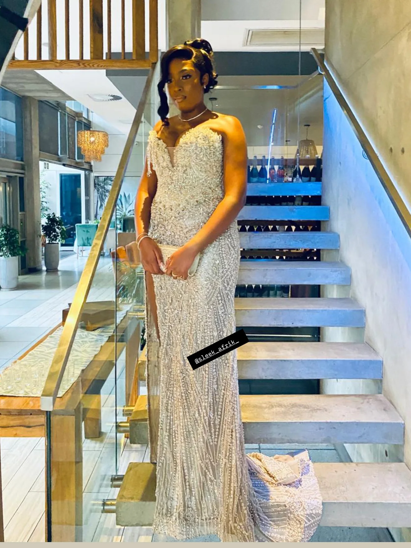 ชุดราตรีหรูหราประดับคริสตัลทรงเมอร์เมดสำหรับสาวผิวสี ชุดราตรีเซ็กซี่ผ่าข้างสำหรับงานปาร์ตี้  ชุดราตรีแบบอาหรับสั่งตัดได้