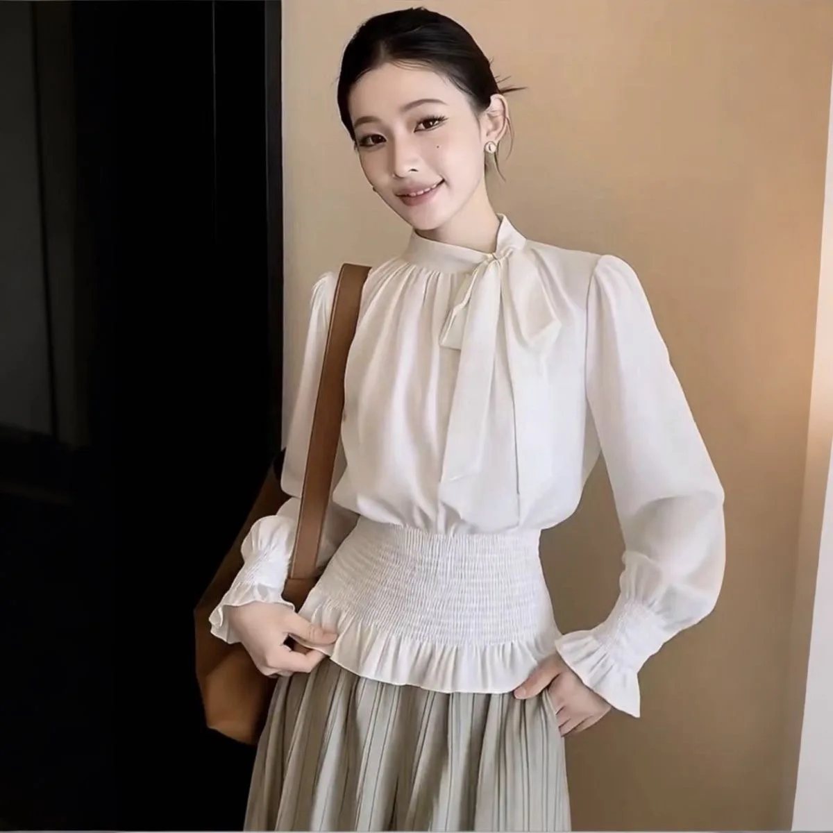 

Элегантная женская блузка с длинным рукавом и узлом, приталенная, для ранней весны, создающая нежный образ