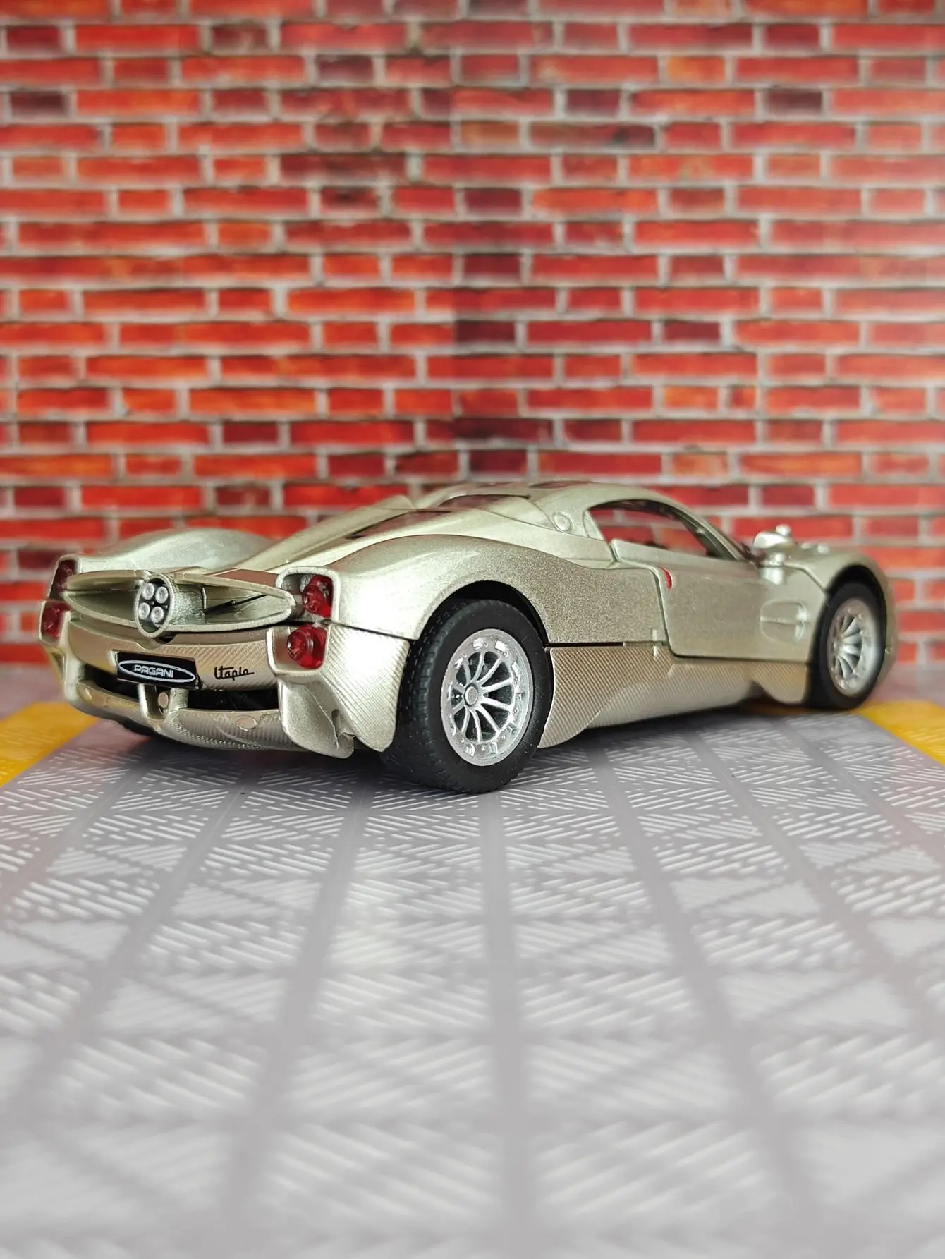 1:32 باجاني يوتوبيا سبيكة نموذج سيارة الصبي لعبة سيارة هدية عيد ميلاد سيارة لعبة للأطفال مع وظائف الصوت والإضاءة المحاكاة #1