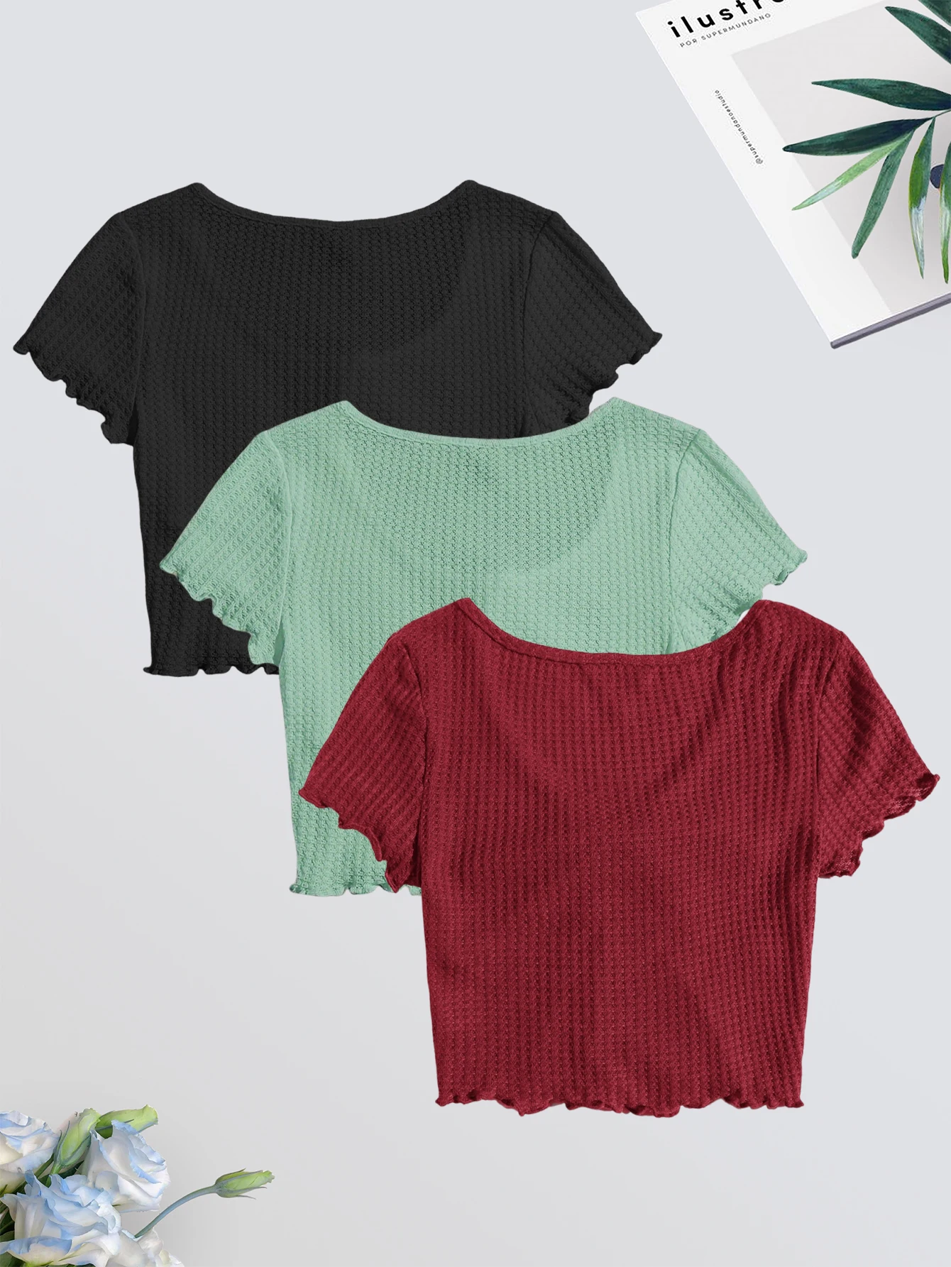 Um conjunto de 3 peças de camisetas elegantes com decote em V