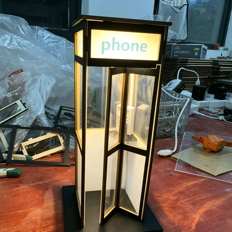 

Ретро-винтажная высокая лампа в виде телефонной будки, классическая настольная лампа в виде телефонной будки с теплым светодиодным светом, декоративный ночник в виде телефонной будки.